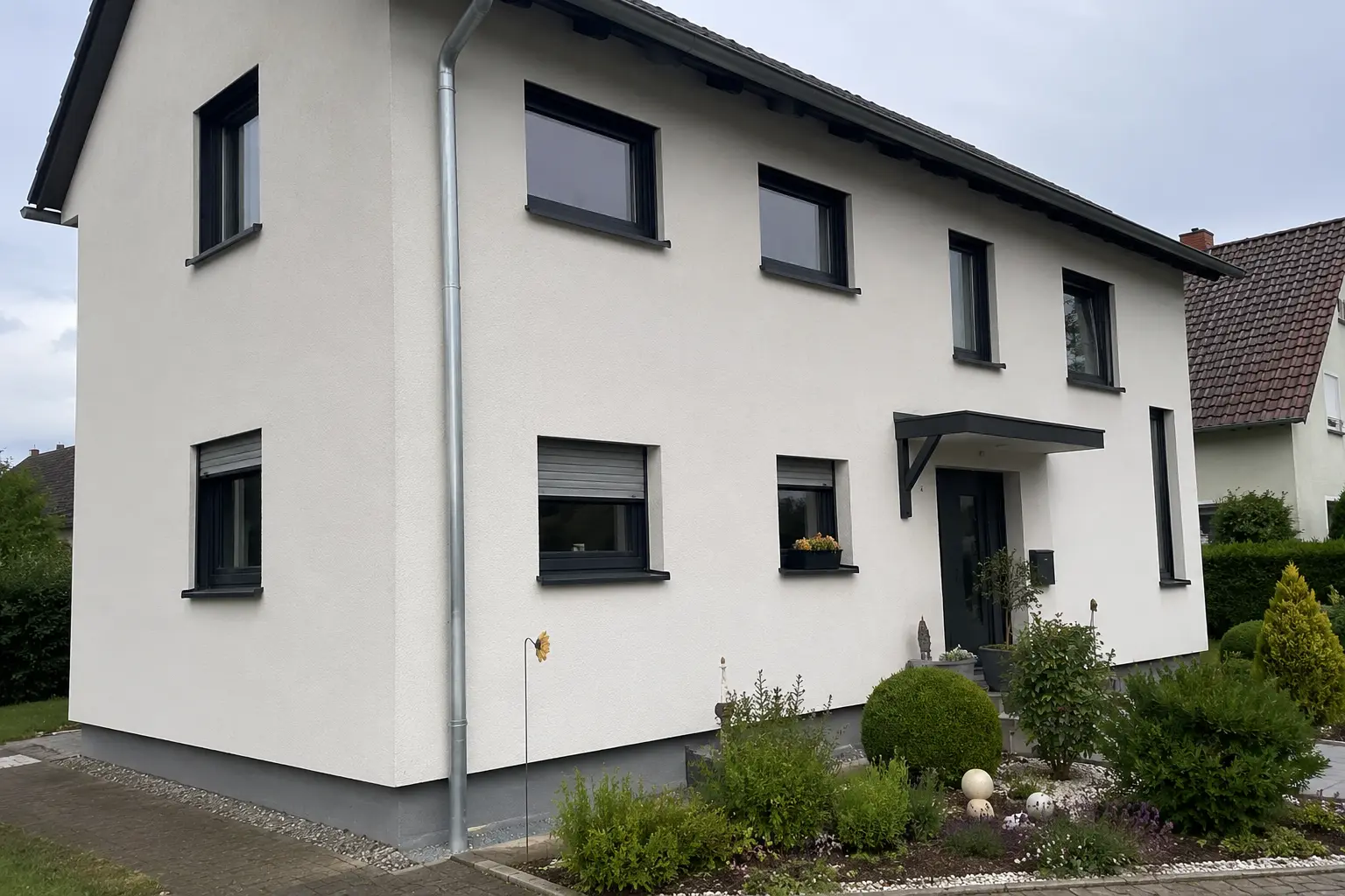 Aussenanstrich Einfamilienhaus weiss Vorgarten Erfurt Malermeister Stelz