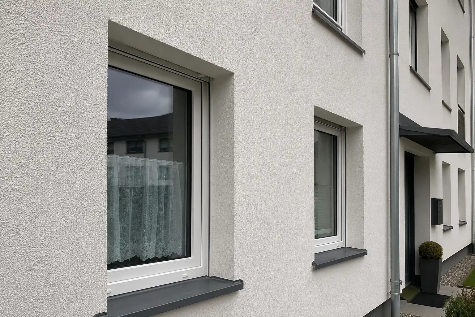 Fassadenputz Fensterdetail Nahaufnahme Putzoberfläche Erfurt
