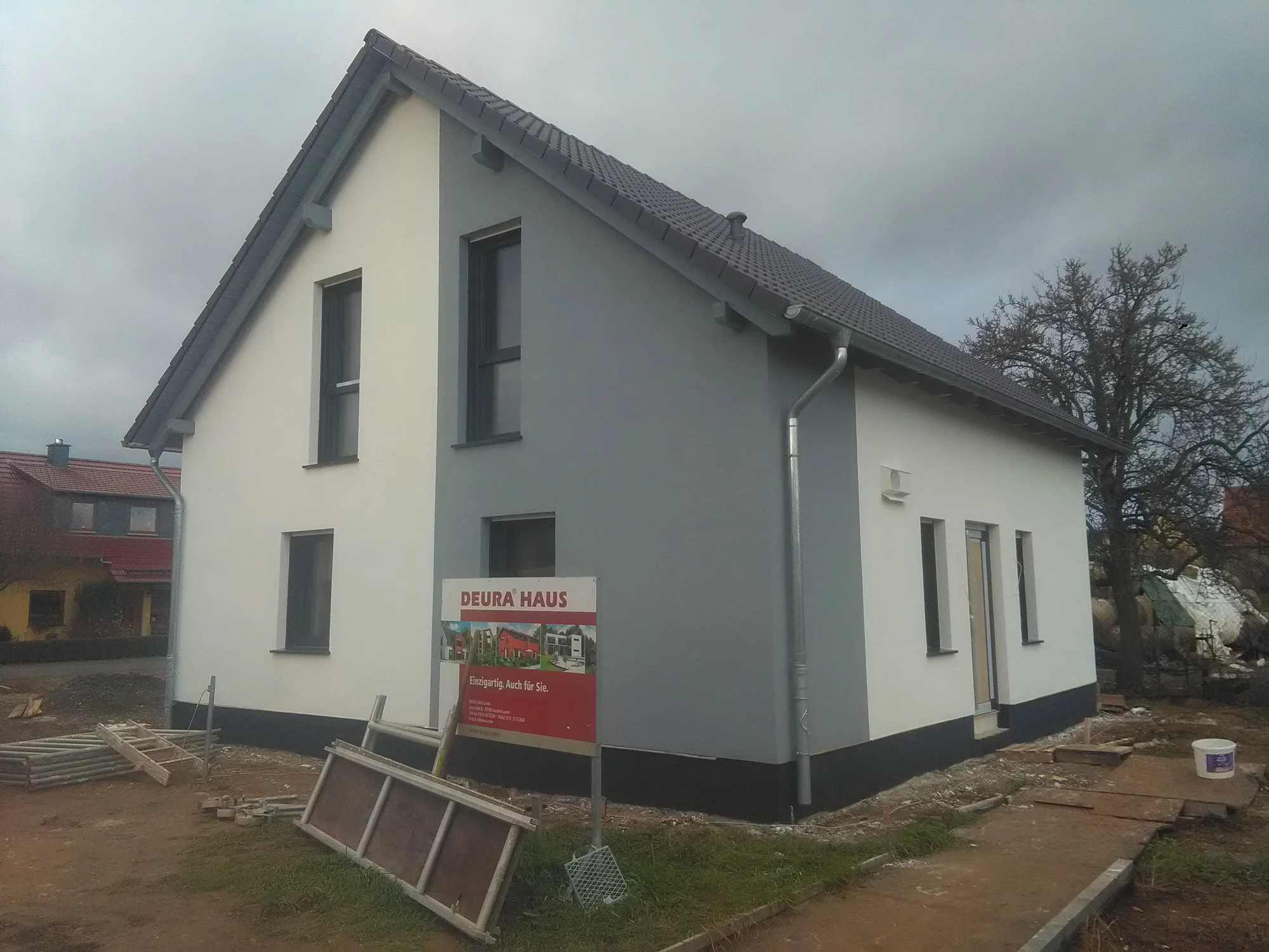 Fassade Neubau Einfamilienhaus weiss grau Erfurt Malermeister Stelz