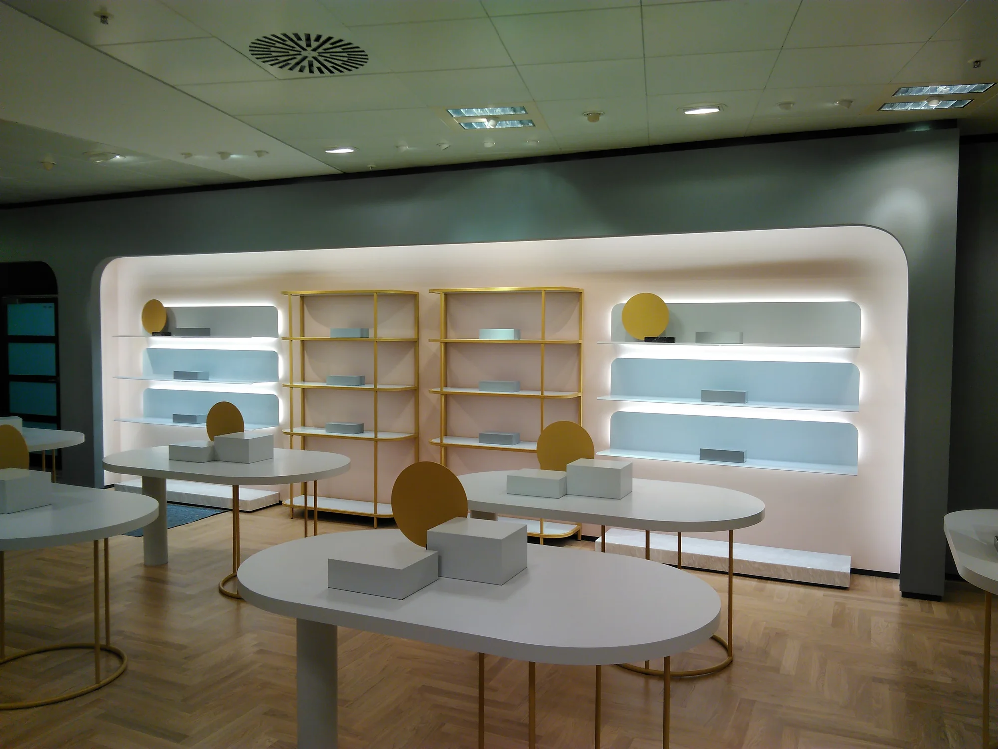 Exklusive Wandgestaltung Showroom Erfurt in Weiß und Gold, Malermeister Stelz GmbH
