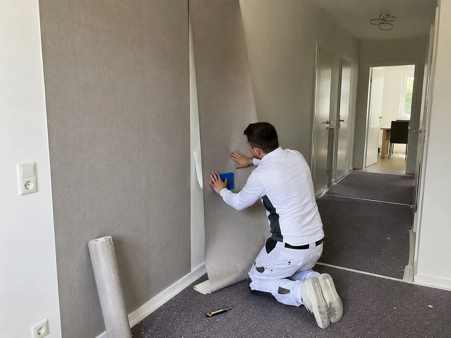 Tapezierarbeiten Erfurt fachgerechtes Verlegen einer Wandtapete im Treppenhaus, Malermeister Stelz GmbH