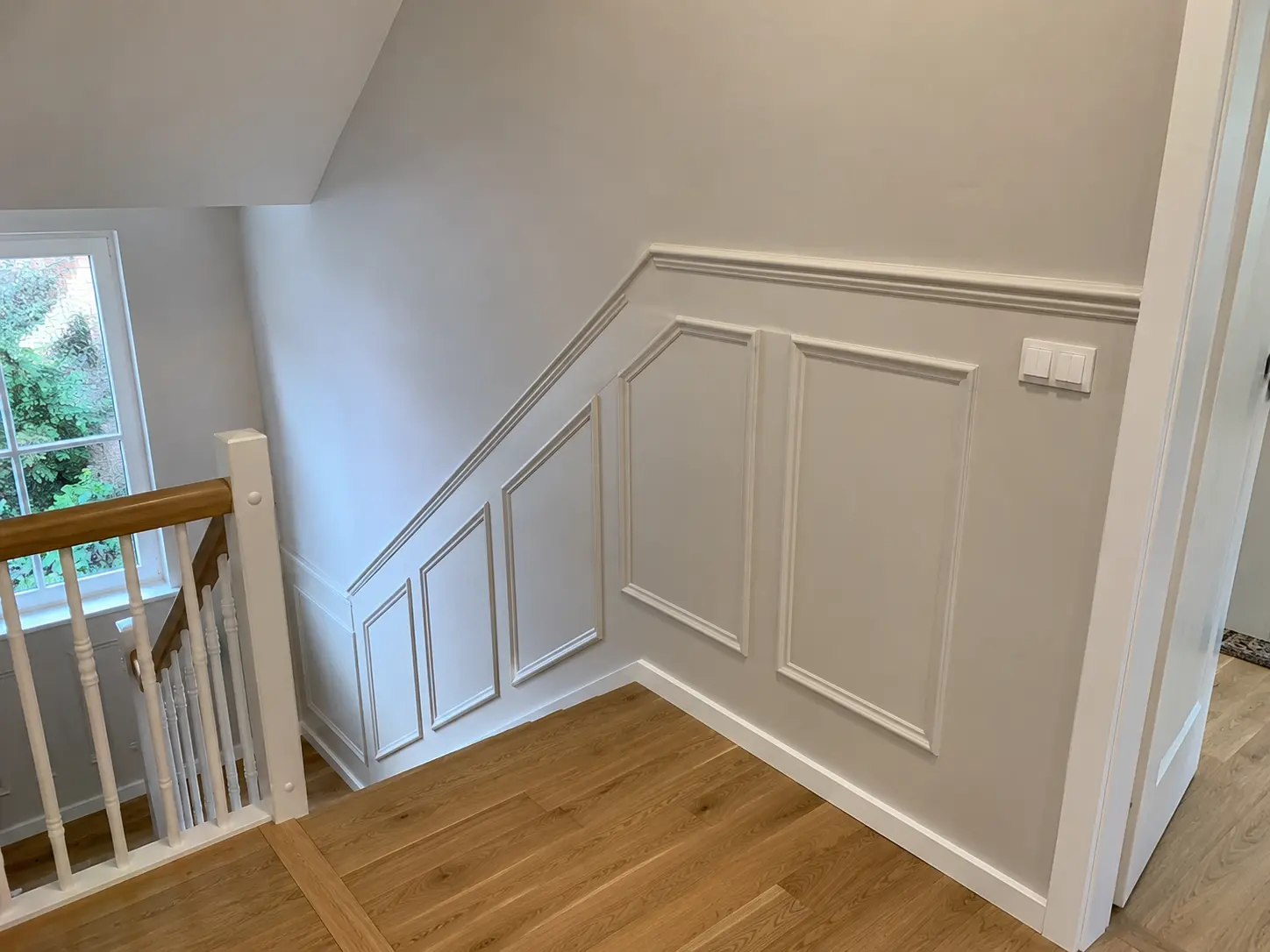 Stuckpaneele und Wandverkleidung im Treppenhaus, Innenausbau Malermeister Stelz GmbH Erfurt